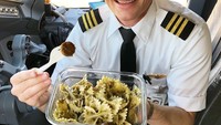 Senyumnya kali ini mengembang saat pilot tampan ini makan pasta. Ia memamerkan seporsi pasta farfalle dengan saus pesto. Yummy!
