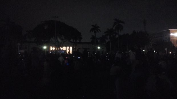 Sorakan Hore Pengunjung Kota Tua Saat Super Blue Blood Moon Terlihat