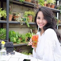 Menurut pemain sinetron Muslimah lidah buaya dan minyak kemiri biasa digunakannya untuk menumbuhkan rambut yang tipis dan mengurangi kerontokan. Ia juga memakai sisa santan atau kelapa yang biasa dipakai masak untuk rambutnya.  foto: Instagram @ririnekawati