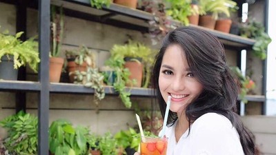 Makin Cantik, Begini Gaya Ririn Ekawati Saat Berpose dengan Makanan Enak