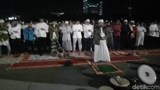 Syahdunya Warga Makassar Salat 'di Bawah' Gerhana Bulan