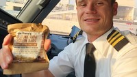 Sebagai camilan, pilot ini membekali diri dengan snack bar. Snack ini menemani sela-sela kerjanya di balik kemudi pesawat.