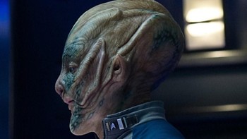 Bezos juga penggila film fiksi ilmiah Star Trek. Ia pun pernah main bareng dengan Joe Taslim di film Star Trek Beyond. Foto: Istimewa