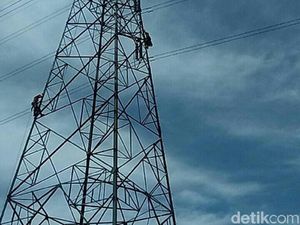 Seorang Wanita Coba Bunuh Diri Panjat Tower Sutet di Cilacap
