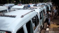 Sopir meminta jalan tersebut dapat difungsikan kembali agar tidak menghalangi mereka mencari nafkah.