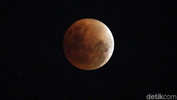 Tampak bulan yang kemerah-merahan. (Foto: Rachman Haryanto)