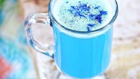 Kalau yang ini dibuat dari bubuk teh biru atau blue tea powder. Tampilan mirip seperti minuman matcha namun berwarna biru. Foto: Istimewa