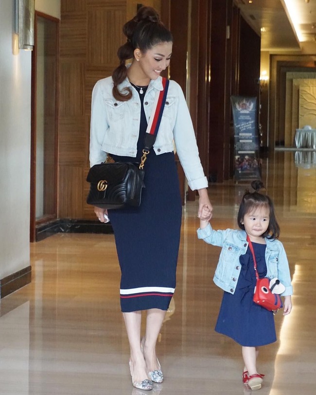 Sarwendah tampil stylish dengan jaket denim dan tas Gucci seri GG Marmont berukuran kecil yang harganya di situs resmi brand asal Italia itu US$ 1.980 atau sekitar Rp 26 jutaan. Foto: Instagram