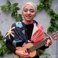 Chiki yang baru saja meluncurkan buku ‘Diary Chiki Fawzi: Inspirasi untuk Muslimah Muda’ ini mengaku sangat senang dengan kolaborasi ini karena sangat mewakili karakternya. Ia pun tak segan memadupadankan scarf ini ke dalam aneka gaya anti-mainstream. (Foto: Silmia Putri/Wolipop)