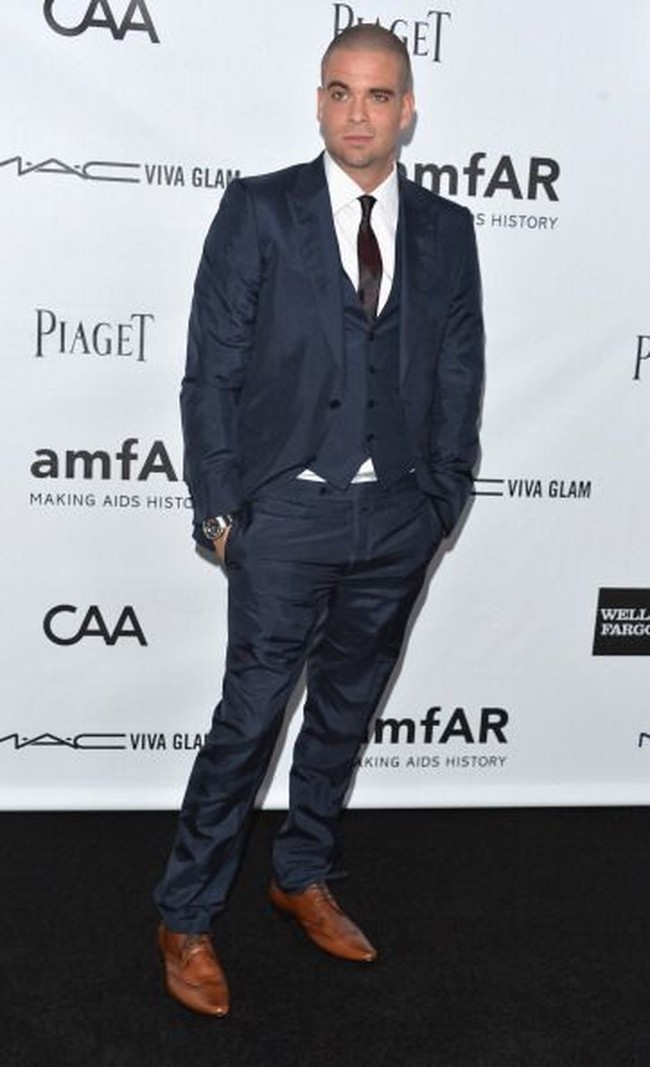 Ini gaya Mark Salling dengan setelan jas biru yang membuatnya tampak gagah. Foto: Getty Images