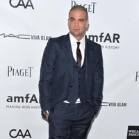 Ini gaya Mark Salling dengan setelan jas biru yang membuatnya tampak gagah. Foto: Getty Images