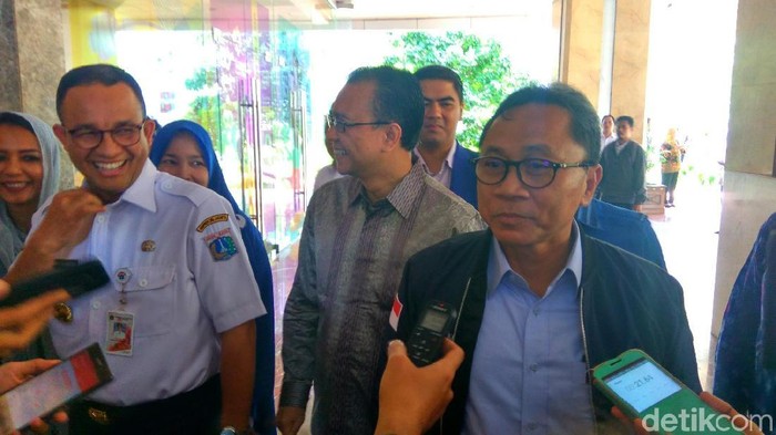 Anies Sambut Zulkifli Hasan yang Datang ke Balai Kota