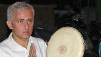 Jose Mourinho main rebana. Foto: Instagram/indrahakim