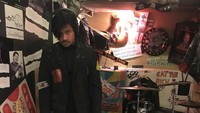 Chiko tidak melewatkan untuk berfoto ala rockers di Museum Punk Reykjavik. (chicco.jerikho/Instagram)