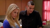Mark Salling sedang beradu akting dengan Diana Agron yang berperan sebagai Quinn Fabray. Dalam cerita Glee, keduanya memang diceritakan memiliki hubungan asmara. Foto: Glee Scenes