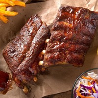 Kabar buruk bagi penggemar daging barbeque. Daging bakar dengan lumuran saus membuat makanan tersebut terkaramelisasi. Makanan berkaramel juga buruk bagi kesehatan gigi. Jadi jangan terlalu sering makan daging barbeque dan gosok gigi setelah 30 menit atau 1 jam makan. Foto: Thinkstock