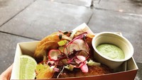 Tacro pertama kali diperkenalkan bakery Vive Le Tarte di San Francisco. Berupa lembaran croissant yang menggantikan tortilla pada taco. Foto: Instagram