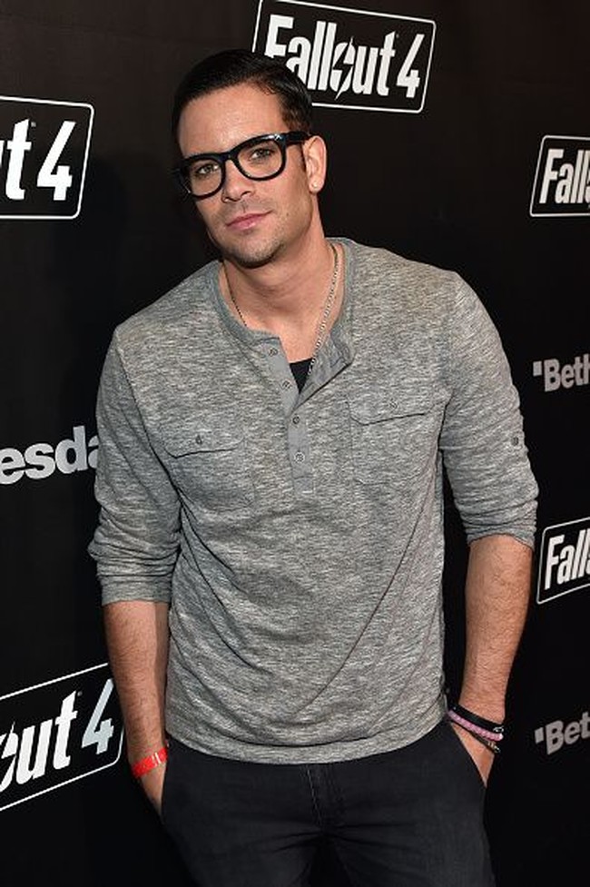 Tengok gaya kasualnya dengan t-shirt berkancing dan celana jeans yang simpel namun cukup stylish berikut. Foto: Getty Images