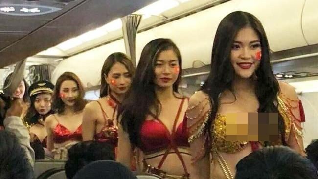 Terbang ke RI, Pramugari VietJet Dilarang Pakai BIkini