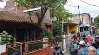 Mereka mengarahkan mata kameranya ke arah halaman yang hingga saat ini masih berantakan dengan barang bekas. 