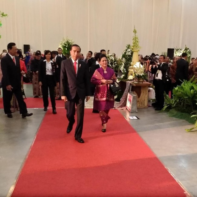 Selain saat mendampingi Presiden Jokowi melakukan kunjungan kenegaraan, tas Lady Dior seharga puluhan juta rupiah ini juga menjadi favorit Iriana untuk dipakai saat kondangan atau menghadiri pesta pernikahan. Foto: Biro Pers Setpres