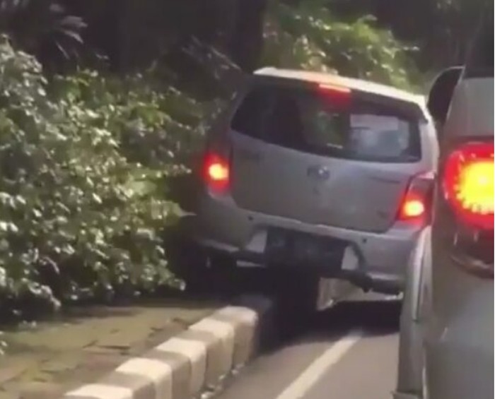 Astaga, Trotoar Juga Diserobot Mobil