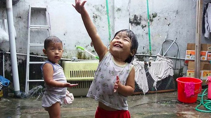 aktivitas anak main hujan