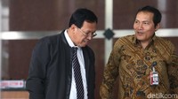 Dirjen Pajak Robert Pakpahan meninggalkan gedung KPK, Jakarta, Rabu (31/1/2018) diantar oleh Wakil Ketua KPK Saut Situmorang.