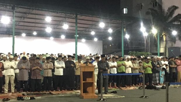  Warga melaksanakan salat gerhana yang diimami Prof Nawir Yuslem. 