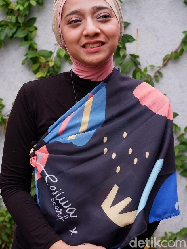 Scarf motif yang ia pakai juga merupakan kolaborasinya dengan brand lokal Sejiwa Scarf. Lirik lagu terbarunya ‘Terbias di Udara’  dan ‘Stranger Again’ ia tulis sendiri di kain scarf ini. Motif dalam scarf ini merupakan gambaran dari lagu Chiki yang dituangkan dalam sebuah ilustrasi oleh desainer Sejiwa Scarf, Sarah Dwita. (Foto: Silmia Putri/Wolipop)