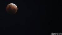 Sinar bulan memancarkan warna merah menyala.