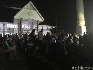 Warga NU Laksanakan Salat Gerhana di Masjid Raya Jakarta