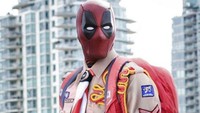 Bukan cuma Alexis, Deadpool juga bisa berseragam pramuka. Foto: Instagram/indrahakim