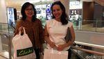 Deretan Wanita Cantik Berburu Sepatu Clarks Jelang Tutup