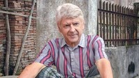 Arsenal dipermalukan Swansea City, mungkin Arsene Wenger lagi sarungan sambil merenung dan senyum-senyum sendiri lantaran bingung kenapa bisa kalah. Foto: Instagram/indrahakim