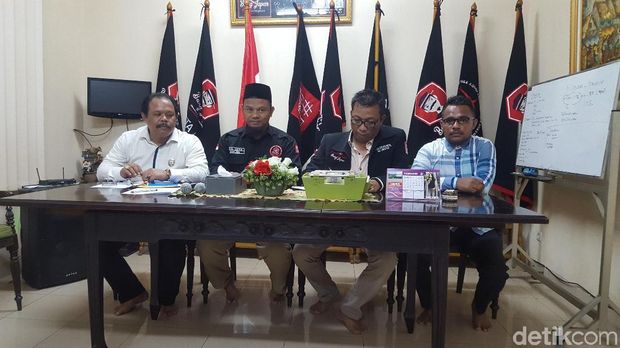 Sekjen Bang Japar, H Eka Jaya (berpeci) saat jumpa pers, Rabu (31/1/2018)