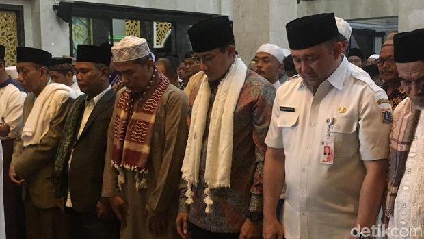 Sandiaga Salat Gerhana di Masjid Al Mubarok Cempaka Putih