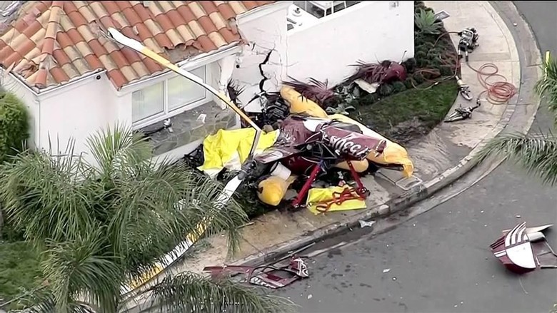 Helikopter Jatuh Timpa Rumah di California, 3 Orang Tewas Helikopter Jatuh Timpa Rumah di California, 3 Orang Tewas