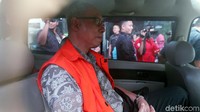 Tim KPK melakukan penyelidikan dan memperoleh indikasi adanya upaya menghalang-halangi proses penyidikan Novanto di balik peristiwa hilangnya Novanto itu. Akhirnya KPK menetapkan 2 orang tersangka yaitu Fredrich Yunadi dan dr Bimanesh Sutarjo.