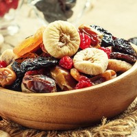 Buah kering dianggap sebagai alternatif camilan sehat ketimbang permen atau cokelat. Tapi konsentrasi gula yang sangat tinggi membuat teksturnya lengket dan menempel kuat pada gigi. Buah kering sangat lengket di gigi dan menempel lama bisa menyebabkan lubang, jelas Jonathan. Foto: Thinkstock