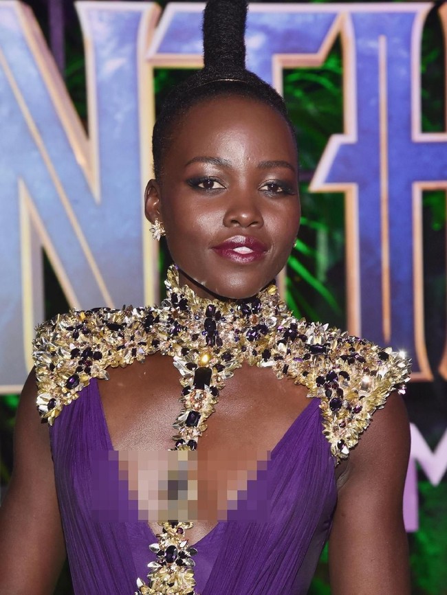 Wajah kencang dan berkilau Lupita Nyongo karena produk perawatan berbahan alami dan organik. Aku pakai banyak minyak alami seperti minyak alpukat dan minyak Hawaii kukui dan mencoba minum banyak air, kata Lupita, kepada Access Hollywood. Foto: Getty Images