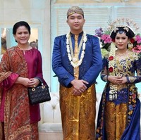 Iriana tampak menemani Jokowi kondangan ke pernikahan anggota Paspampres dan pegawai Setpres pada Desember 2017. Tas Lady Dior berwarna hitam dipadukannya dengan kain batik modifikasi dan baju kurung berwarna fuschia. Foto: Biro Pers Setpres