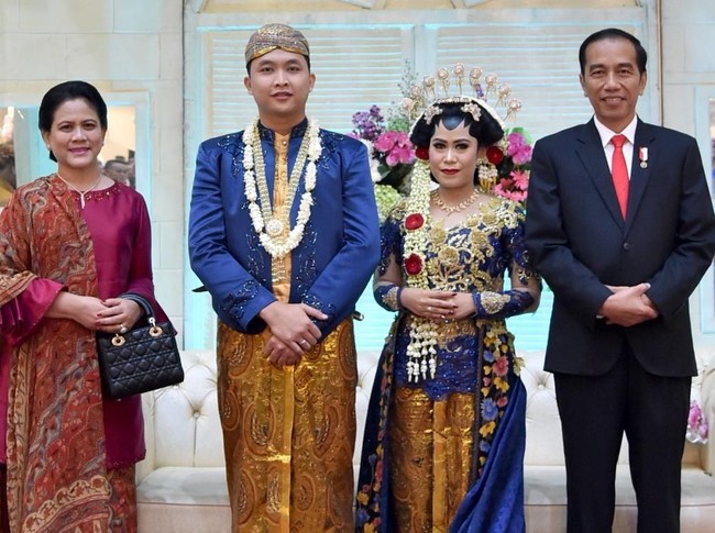 Iriana tampak menemani Jokowi kondangan ke pernikahan anggota Paspampres dan pegawai Setpres pada Desember 2017. Tas Lady Dior berwarna hitam dipadukannya dengan kain batik modifikasi dan baju kurung berwarna fuschia. Foto: Biro Pers Setpres