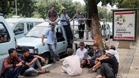 Saat para sopir angkot rute Tanah Abang menggelar aksi di depan Balai Kota Jakarta keberatan dengan adanya Tanah Abang Explorer. Mereka menyebut pendapatan mereka menurun karenanya. Selain itu para sopir juga meminta Jalan Jatibaru Raya dibuka kembali. (Foto: Agung Pambudhy/detikcom)