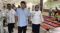 Sandiaga tiba di lokasi disambut oleh Kepala Dinas Kesehatan (Dinkes) DKI Jakarta Koesmedi Priharto. 