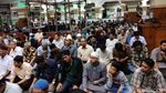 Salat dan Gema Selawat Warga Ramaikan Masjid Saat Gerhana Bulan