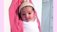 Ini bayi Andi Soraya yang sudah sadar kamera juga menjadi perhatian, Kamis (31/1). Foto: Dok.Instagram/andisorayabeatrix