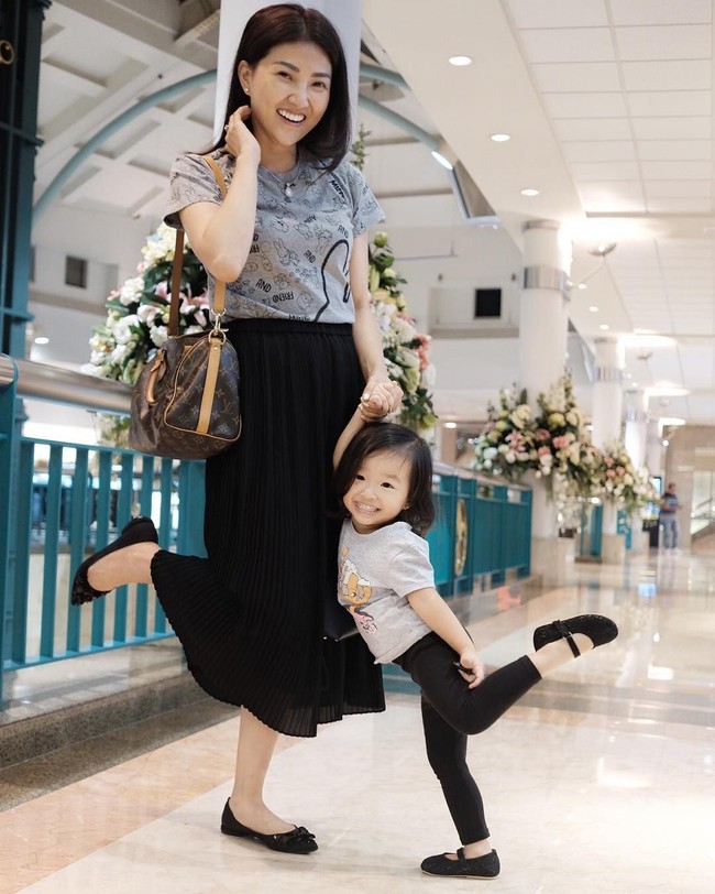 Sarwendah bergaya dengan tas brand asal Prancis, Louis Vuitton saat berjalan-jalan bersama putri kecilnya ke sebuah pusat perbelanjaan di Jakarta. Foto: Instagram