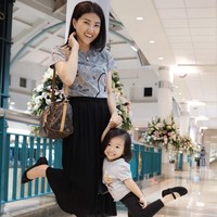 Sarwendah bergaya dengan tas brand asal Prancis, Louis Vuitton saat berjalan-jalan bersama putri kecilnya ke sebuah pusat perbelanjaan di Jakarta. Foto: Instagram