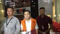 Foto: Saat dimintai keterangan penyidik KPK, Novanto wajib mengenakan kemaja dibalut rompi tahanan KPK warna oranye. Novanto kini mendekam di rumah tahanan (rutan) baru KPK. Fotografer: Nur Indah Fatmawati/detikcom